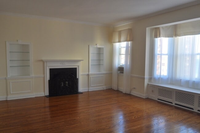Building Photo - 5000 S Cornell Ave