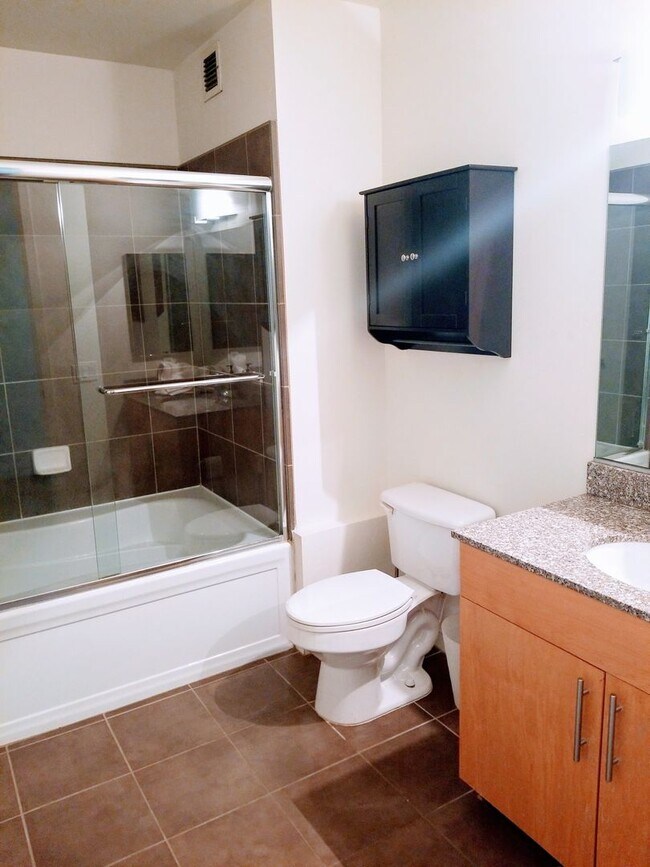 Foto del edificio - Cool East Village 1 Bedroom with Views (10...