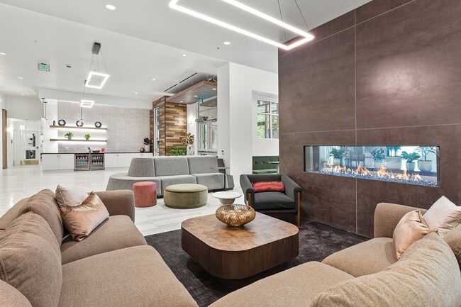 Building Photo - Adera
