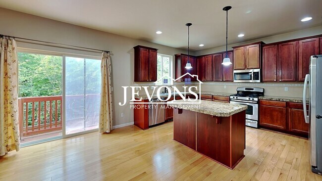Foto del edificio - Spacious 5-bedroom home in a great community with 2-car garage, washer and dryer, just minutes fr...