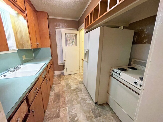 Building Photo - 216 W 12th