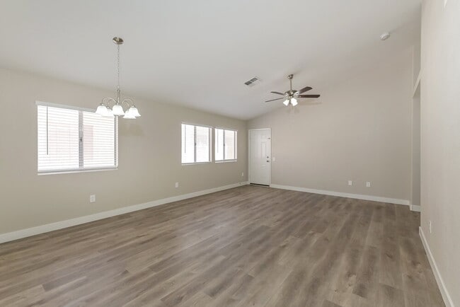 Building Photo - 5256 Del Lago Dr