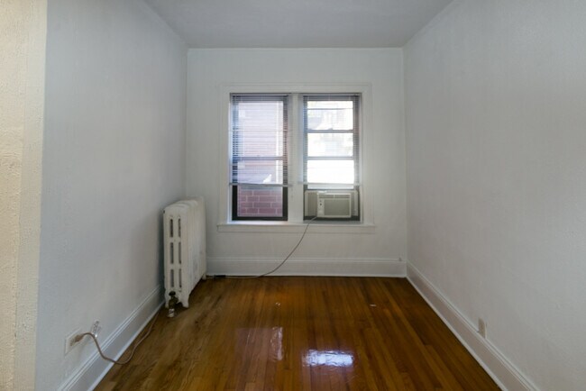 Building Photo - 633 W Cornelia Ave