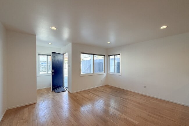 Foto del edificio - 3 bedrooms & 2 bathrooms |Duplex | Oxnard | Silverstrand Beach| Unfurnished