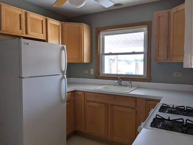 Kitchen - 16162 Ellis Ave