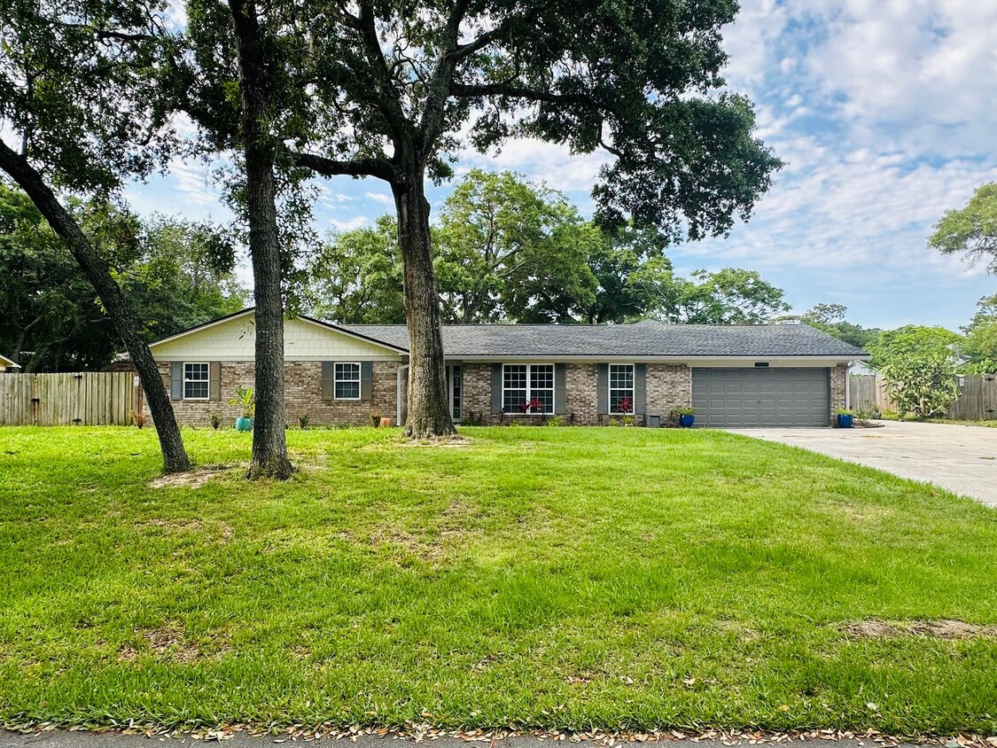 Primary Photo - Spacious 6-Bedroom Rental in Spanish Point...