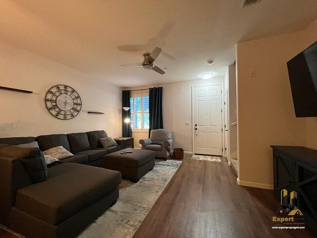 Building Photo - 305 Esplanade Cir