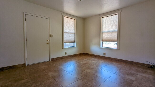 Foto del edificio - 1052 E 7th St