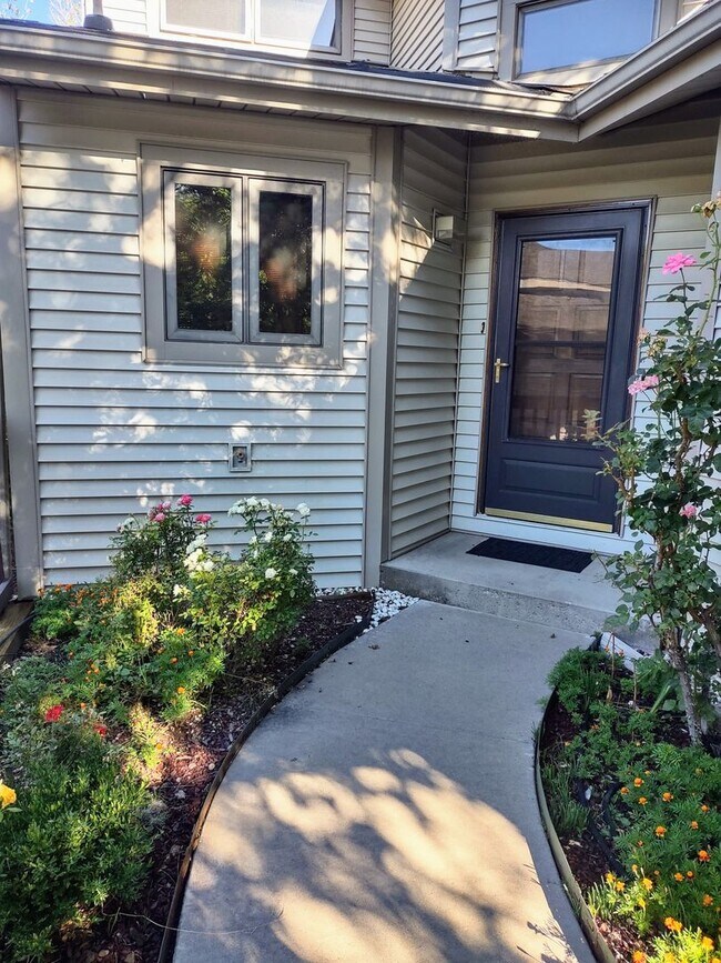 Foto del edificio - Spacious Downtown Townhome Available Now!