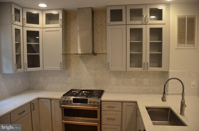 Foto del edificio - 708 N Henry St
