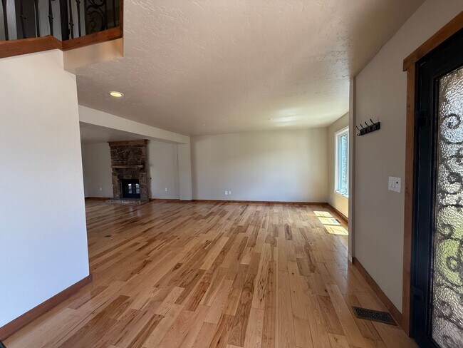 Foto del edificio - 5BD/4BA/3 car garage w Flat Yard Cheyenne ...