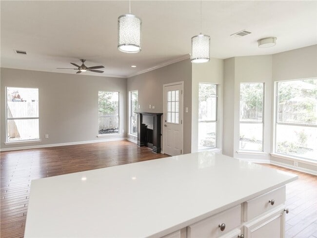 Building Photo - Gorgeous 3 bedroom, 2 story home!