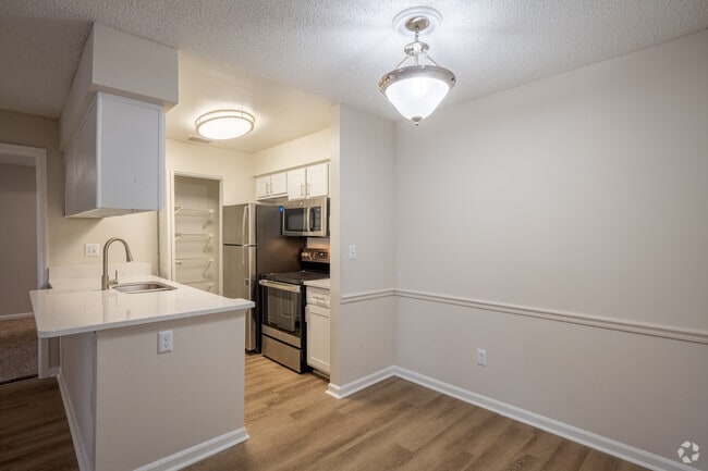 2BR, 2BA - 900SF - Dining and Kitchen - Lakeside Gardens