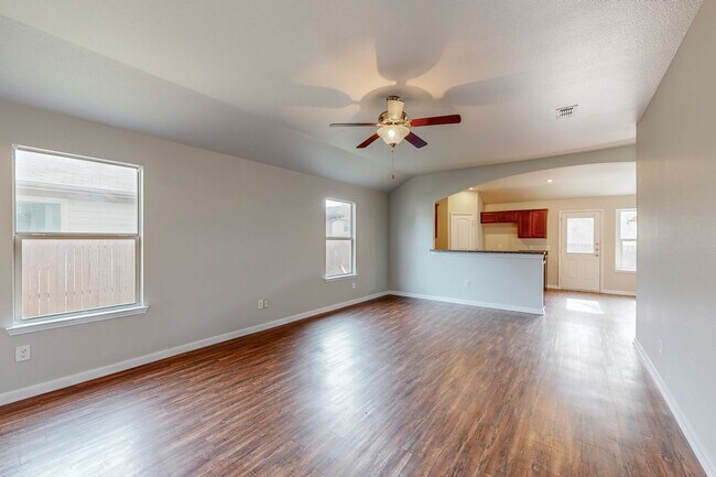 Foto del edificio - Beautiful 4 Bedroom in Encino Hills