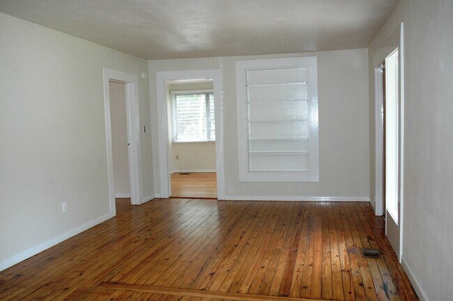 Building Photo - 3 Bedroom, 2 Bathroom House (w/ Study) Blo...