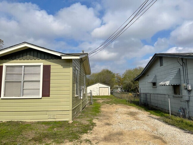 Foto del edificio - Cute 2/1 Home Available for Immediate Move In!