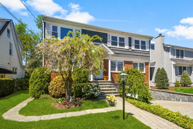 Building Photo - 237 Gainsborg Ave E