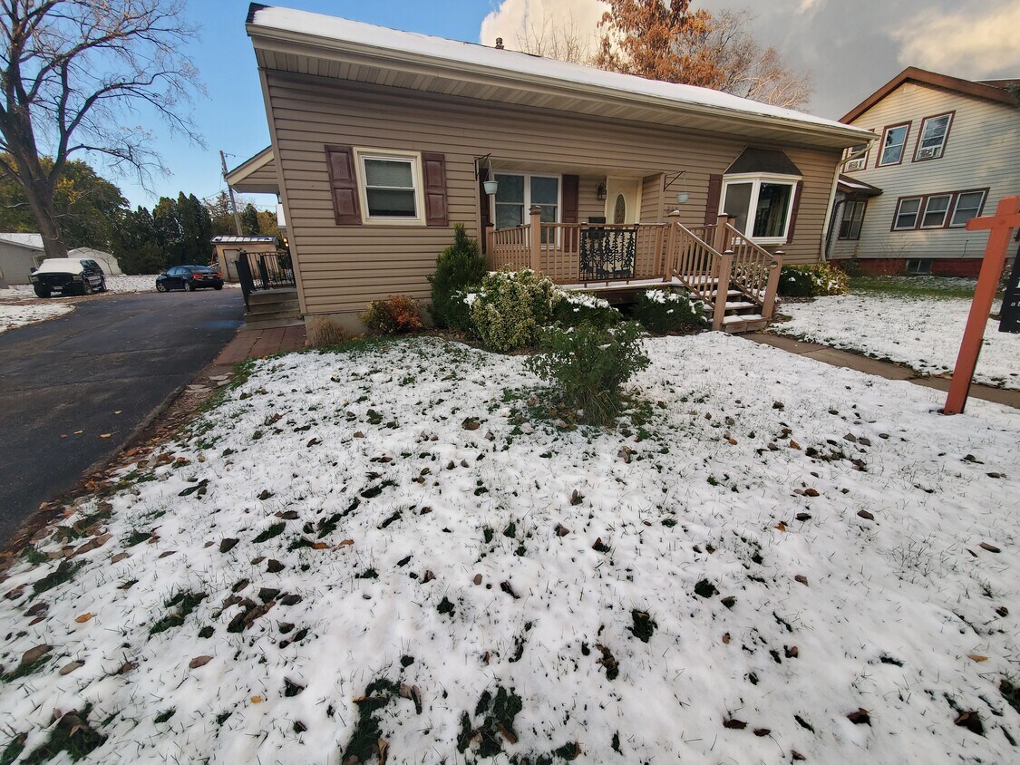 563 W Scott St, Fond Du Lac, WI 54937 Townhome Rentals in Fond Du Lac WI