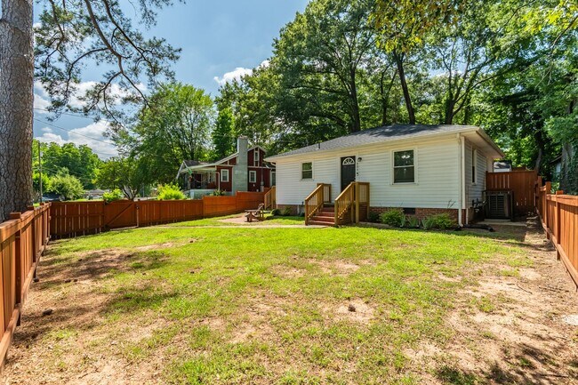 Building Photo - Charming 2-bedroom, 1-bathroom home locate...