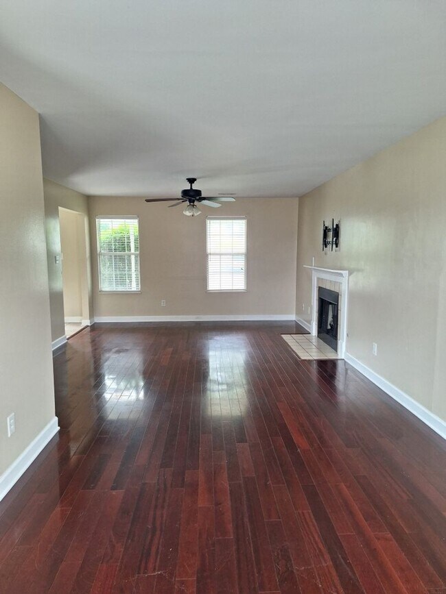 Building Photo - Convenient location to interstate in North...