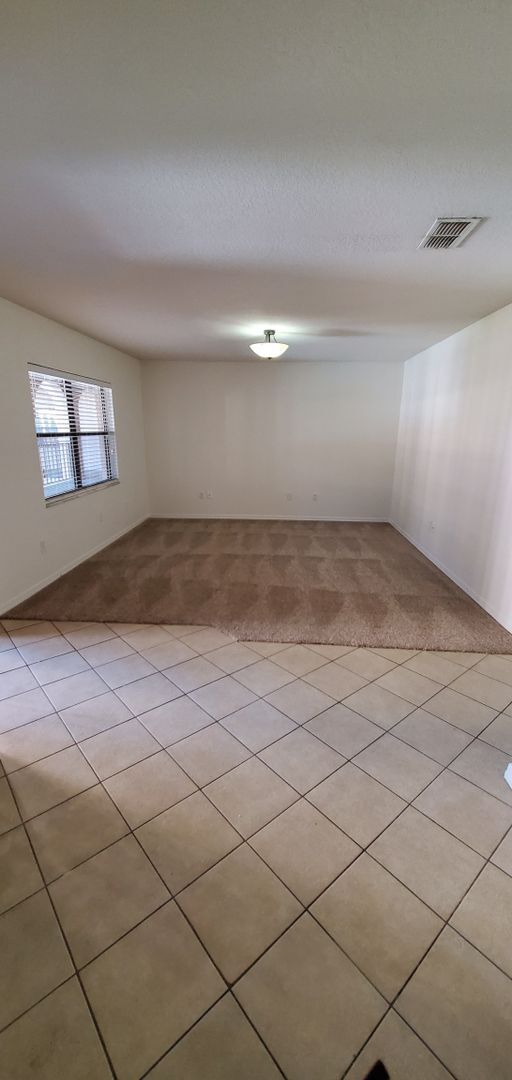 Building Photo - Close to Stetson University and the Beach!!