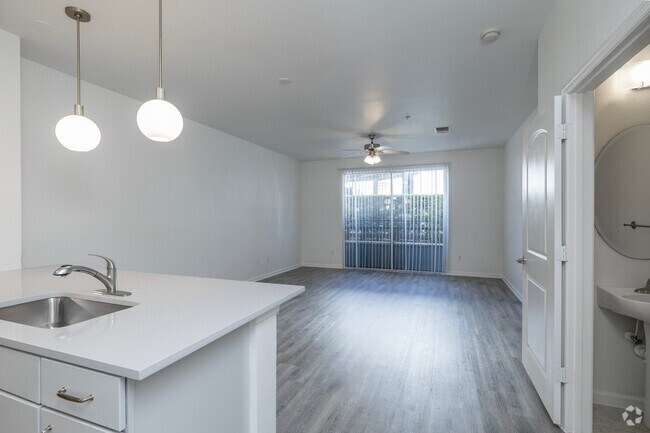 Flagstone JB 1 habitación, 1.5 baños - 871 pies cuadrados - Sala de estar - Mosaic Westshore Apartments
