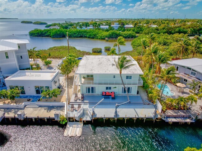 Foto del edificio - 155 Coco Plum Rd S