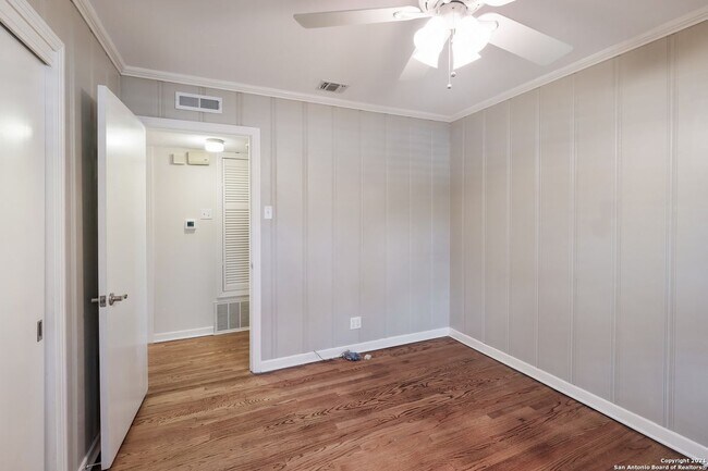 Building Photo - 255 Millwood Ln