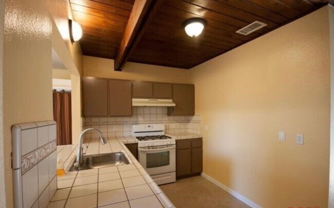 Building Photo - Beautiful 3 Bedroom 2 Bathroom Home Available 4/1/2026