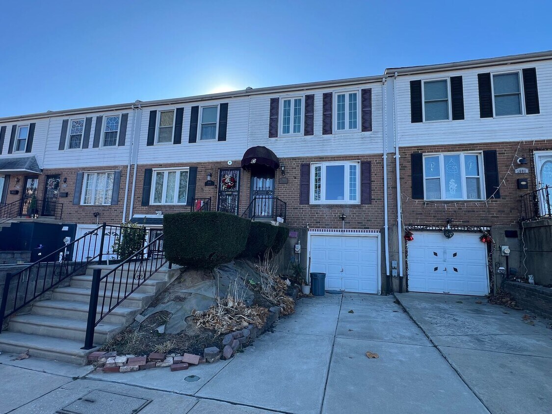 Foto principal - Stunning 3-Bedroom Townhome with One-Car G...