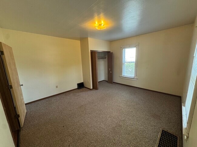Building Photo - 719 Menomonie St