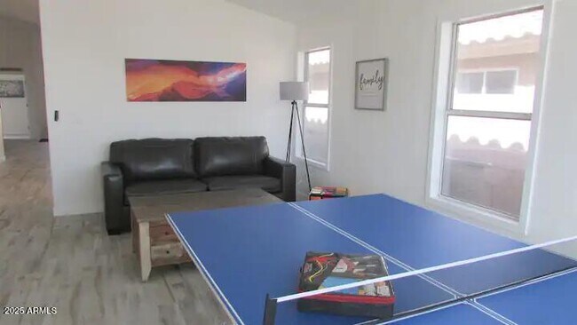 Foto del edificio - 8620 W Paradise Ln