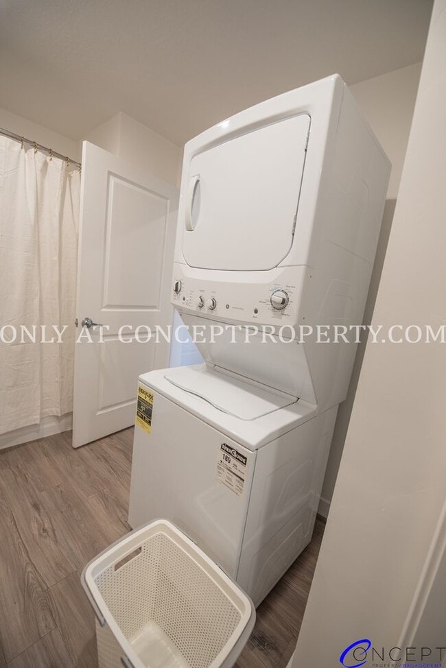 Building Photo - Luxury Apartment in Newpark Plaza!