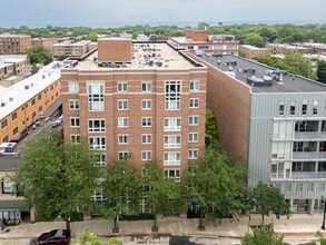 Building Photo - 811 Chicago Ave