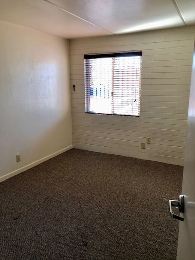 Building Photo - 1bd condo steps away from U of A, gated, A/C, Washer/Dryer