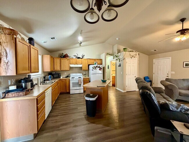 Foto del edificio - 310 S Rachel Ave