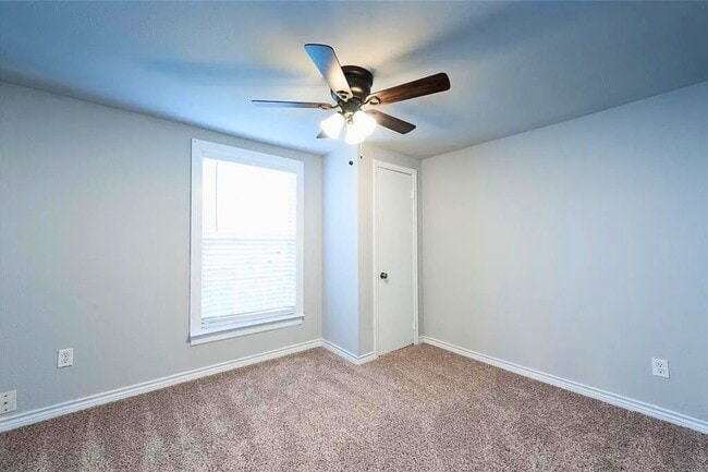 Building Photo - 502 Oak St