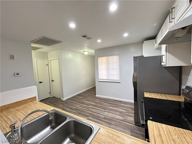 Foto del edificio - 7135 Shadow Crest Dr