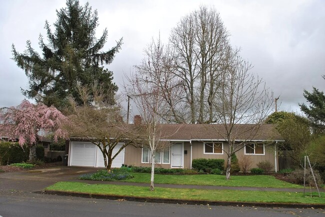 Building Photo - Beautiful Single Level 3/2 Charming NW Corvallis Home