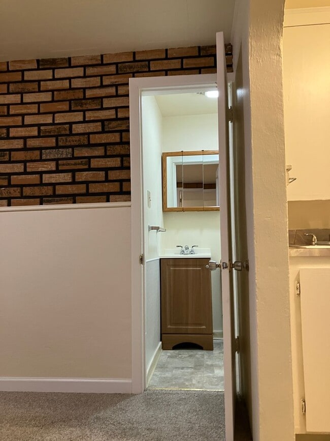 Building Photo - 803 N Main St