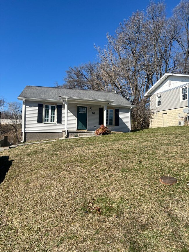 Building Photo - Updated 2 bedroom, 1 bath in Bristol VA