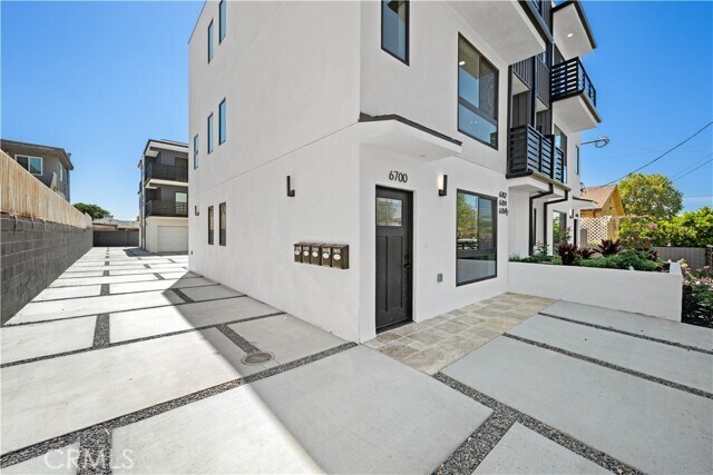 Foto del edificio - 6704 Kester Ave