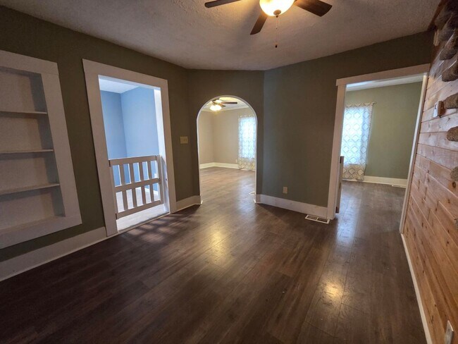 Building Photo - 2 bedroom Single Family