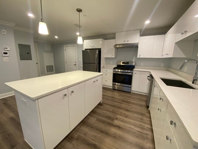 Building Photo - 918 Providence Hwy