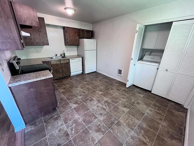 Foto del edificio - 4323 N Commercial Ave