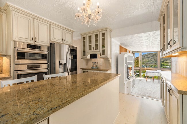 Building Photo - 501 Hahaione St