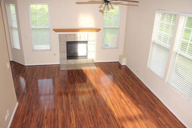 Foto del edificio - Beautiful 3 Bed/2.5 Bath Townhome Located in Carpentersville!