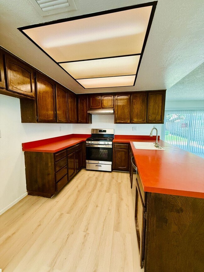 Foto del edificio - Bright & Spacious 3BR Home w/High Ceilings...