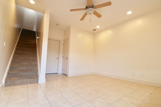 Building Photo - 2 br, 2.5 bath House - 370 Frontier Avenue
