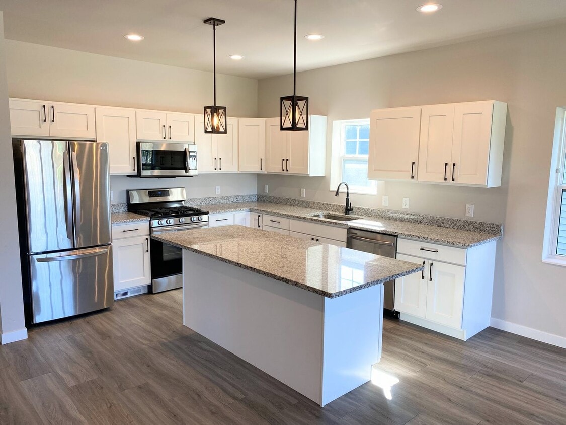 Primary Photo - 4 bed, 3.5 Bath Single Family Home (Middle...